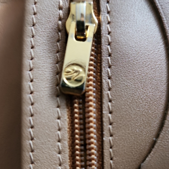 Longchamp Tan Leather Crossbody with Gold-Tone Clasp - Picture 2 of 5